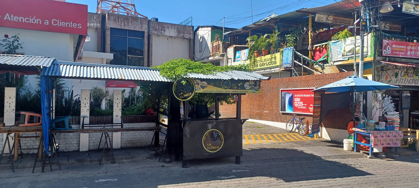 Con los hijos del maíz. De visita a Maximón, el santo fumador en el lago Atitlán 11 La clínica de cocktails