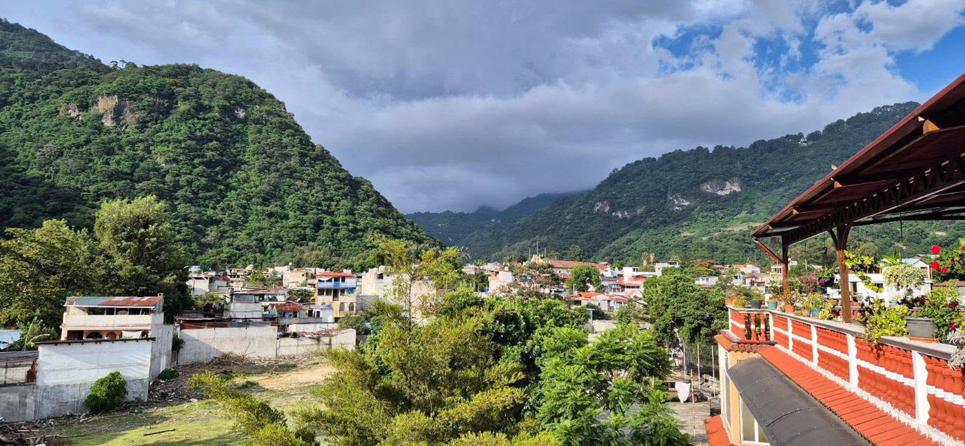 Con los hijos del maíz. De visita a Maximón, el santo fumador en el lago Atitlán 15 Verde y volcanes