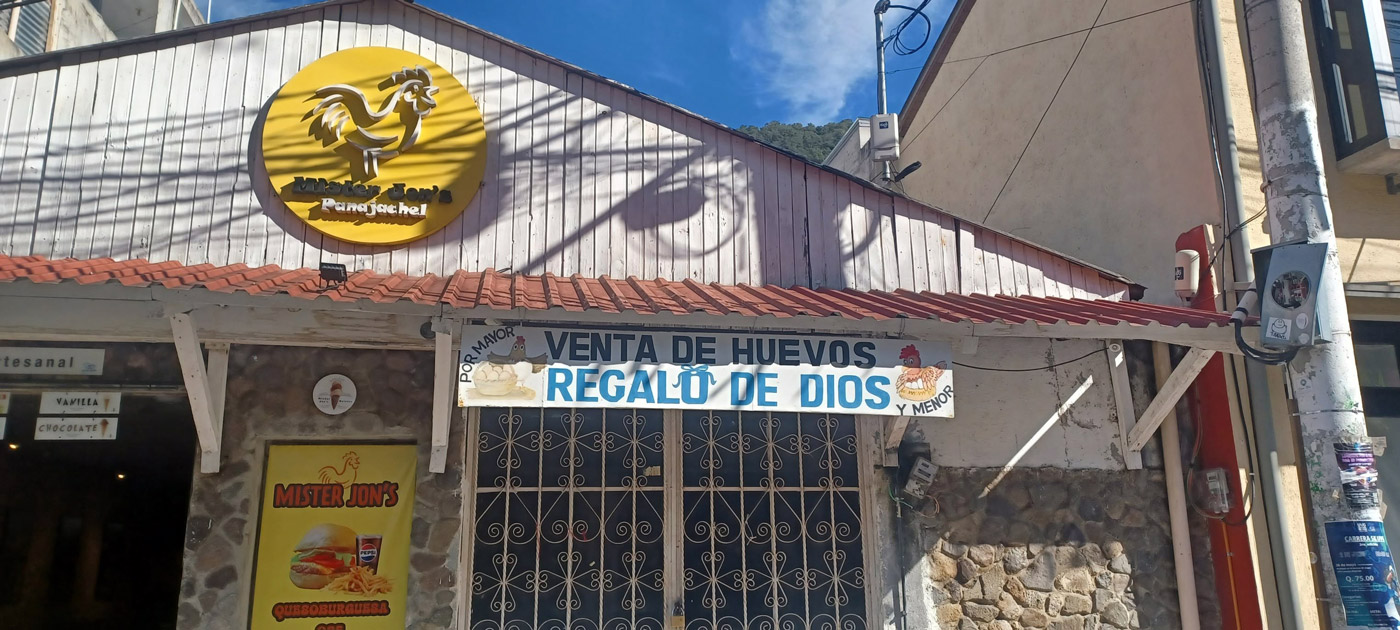 Con los hijos del maíz. De visita a Maximón, el santo fumador en el lago Atitlán 12 Los huevos, un regalo de Dios