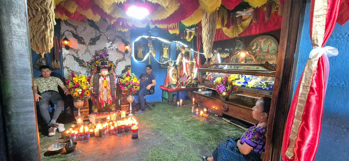 Con los hijos del maíz. De visita a Maximón, el santo fumador en el lago Atitlán 20 Maximon y sus chamanes