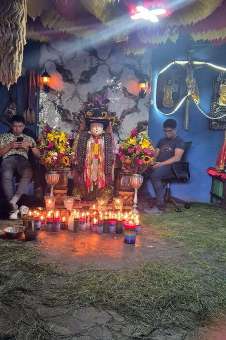 Con los hijos del maíz. De visita a Maximón, el santo fumador en el lago Atitlán 21 Los chamanes esperan clientes y mientras se entretienen con el móvil