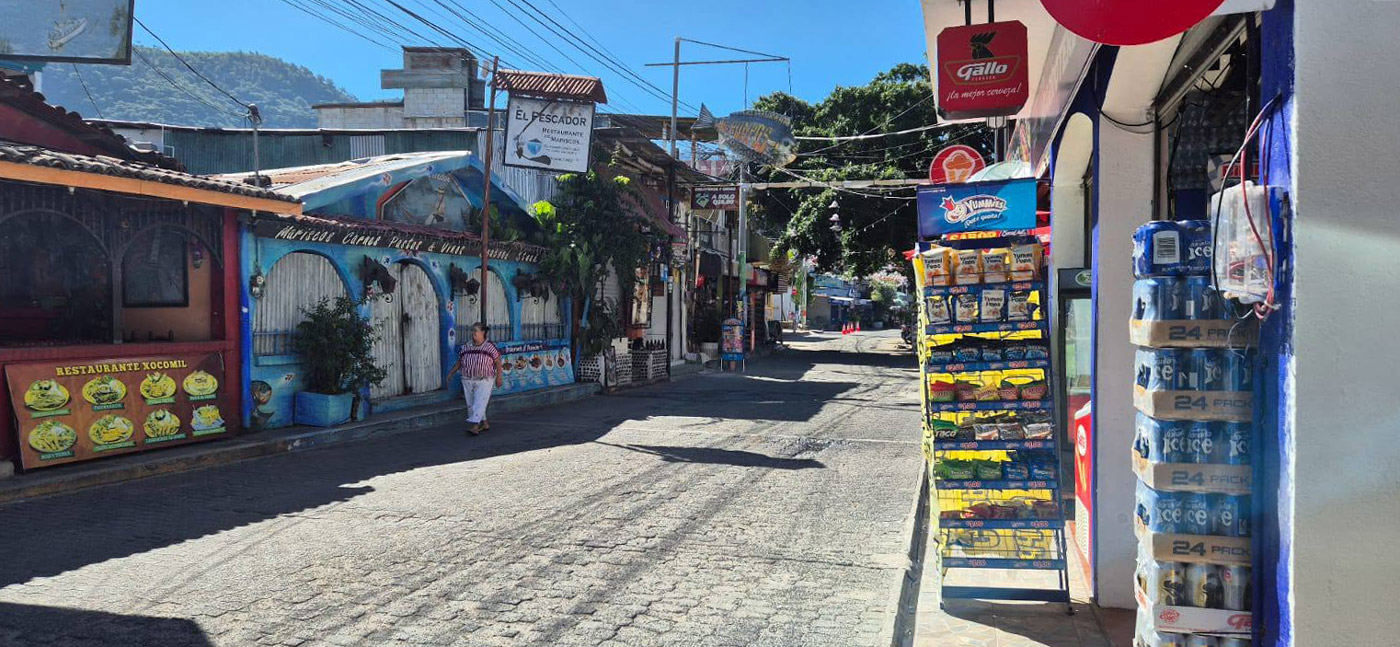 Con los hijos del maíz. De visita a Maximón, el santo fumador en el lago Atitlán 10 Una de las calles de Panajachel