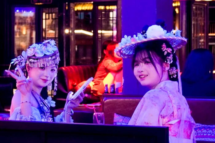 Fenghuang, una imagen de postal algo manoseada 12 bar fenghuang