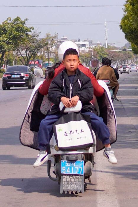 Dali, la joya de Yunnan entre lagos y montañas 15 carretera china y niño