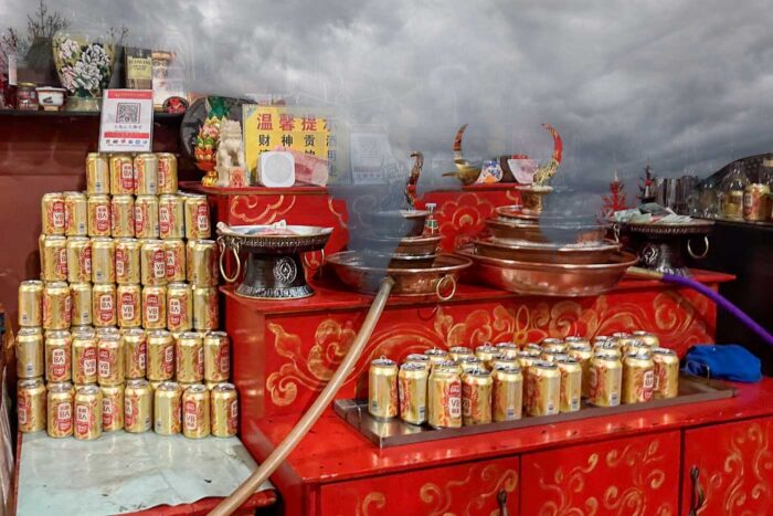 Shangri-La, un viaje a la puerta del Tíbet en China 7 Templo tibetano cerveza