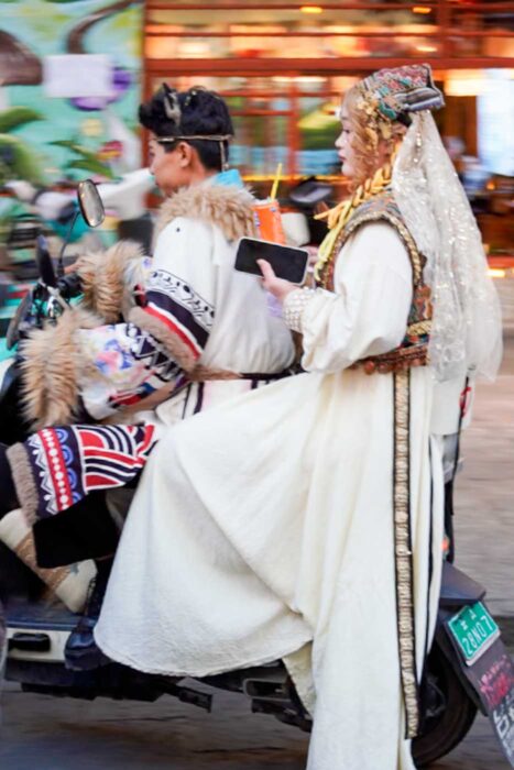 Dali, la joya de Yunnan entre lagos y montañas 3 Moto china trajes tradicionales