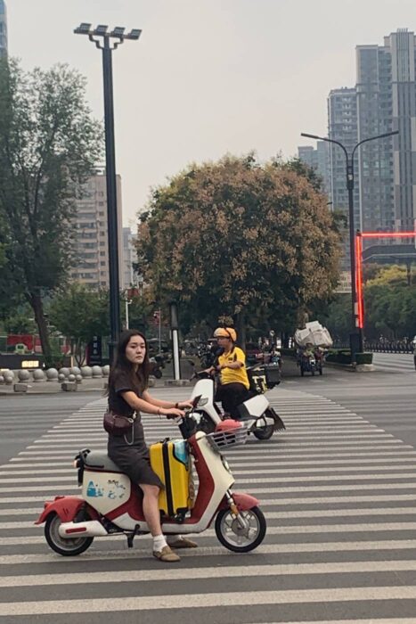 Luoyang, la milenaria capital de la Ruta de la Seda 20 En moto por el centro de Luoyang