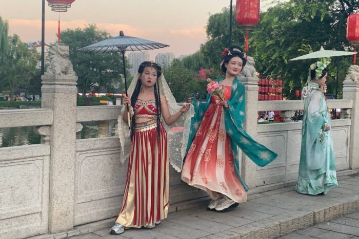Luoyang, la milenaria capital de la Ruta de la Seda 7 Turistas disfrazadas de época