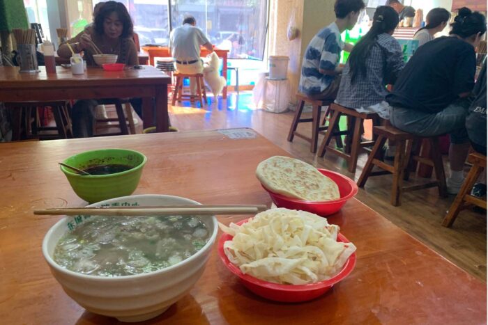 Luoyang, la milenaria capital de la Ruta de la Seda 27 Fideos con caldo de ternera y torta de pan, un clásico de Luoyang