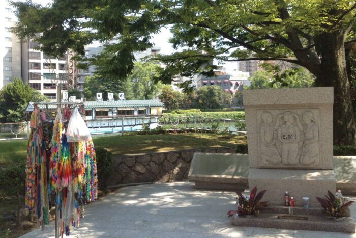 Cómo ir de Tokio a Hiroshima: tren bala, avión o bus 4 Un rincón del Parque de la paz de Hiroshima, dedicado a las víctimas de la bomba