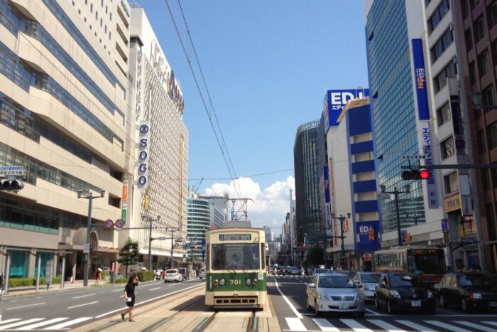Cómo ir de Tokio a Hiroshima: tren bala, avión o bus 3 Una avenida comercial del centro de Hiroshima