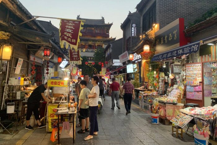Luoyang, la milenaria capital de la Ruta de la Seda 29 Al caer la noche, los puestos de comida comienzan su actividad