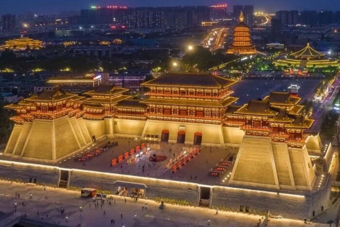 Luoyang, la milenaria capital de la Ruta de la Seda 15 Puerta Yintiang iluminada por la noche