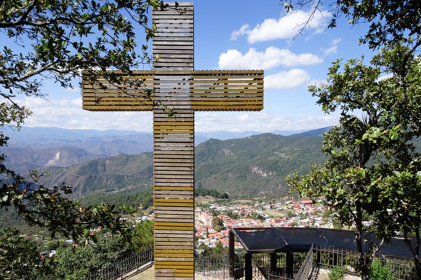 The Sierra Norte or Sierra Juárez must be visited by cart or motorcycle, between mountains and magical towns lost in its valleys.
