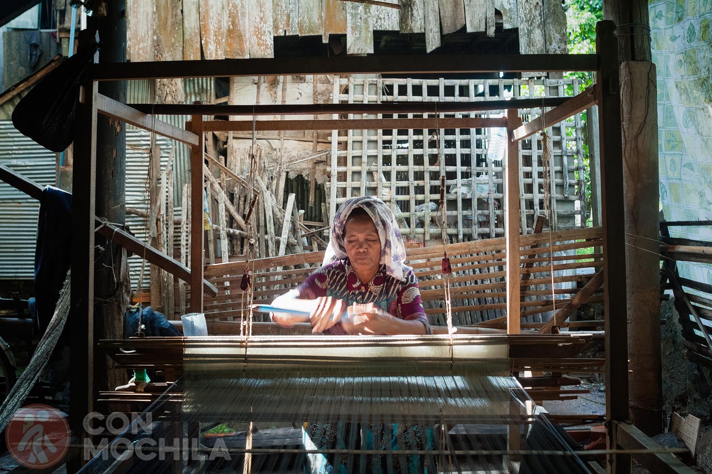 Weaving a krama