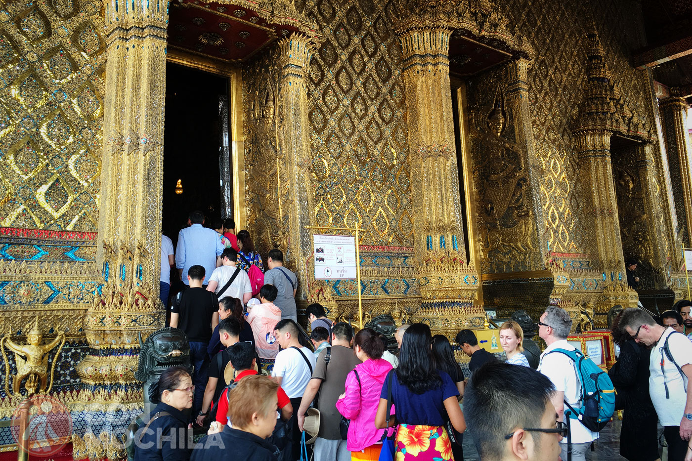 Be patient! There is a long qeue to visit the Grand Palace in Banggkok