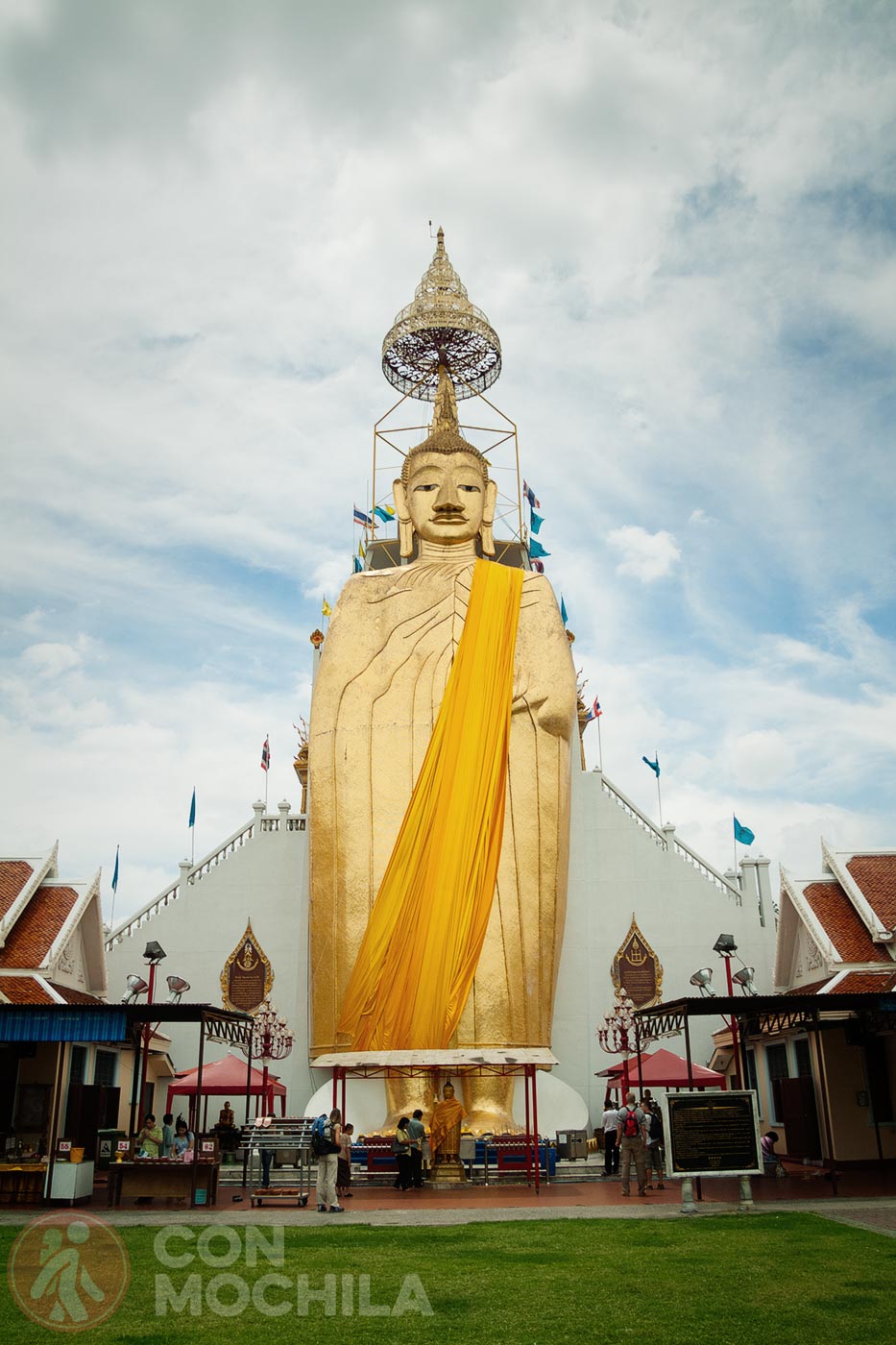 The giant Buddha at Wat Intharawihan
