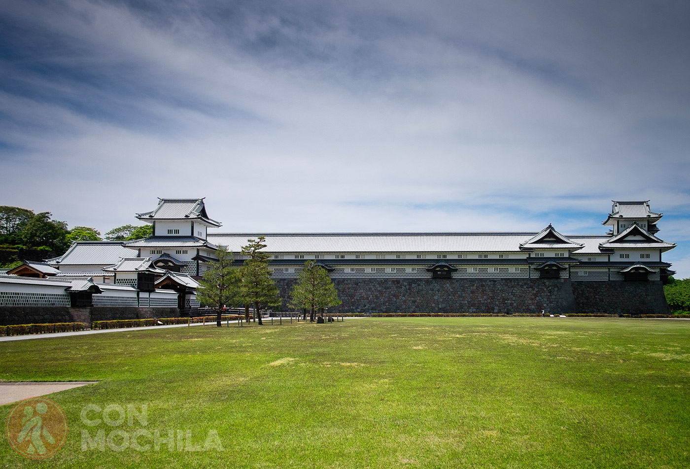 Kanazawa Castle, with the Gojukken Nagaya in the center
