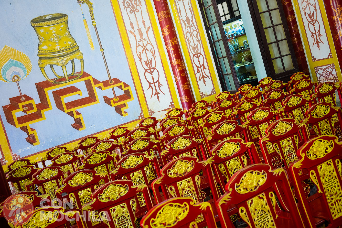 Details of the chairs and palace walls