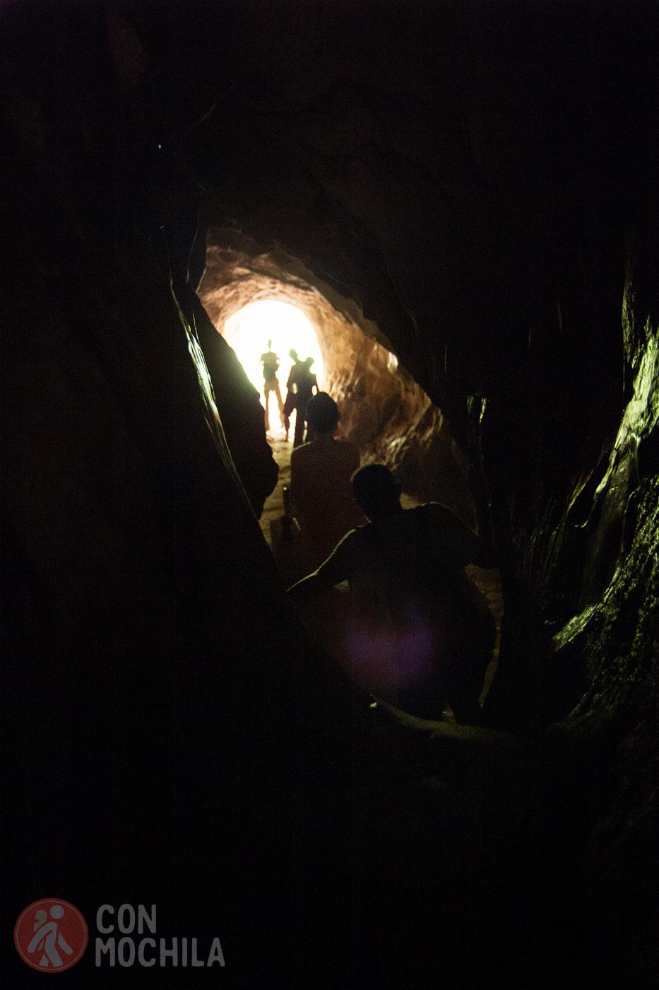 The dark and narrow tunnel behind the Buddha