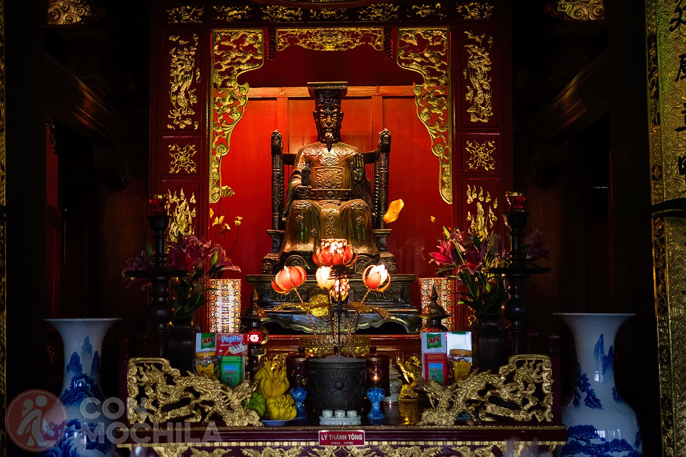 Lý Thánh Tông statue
