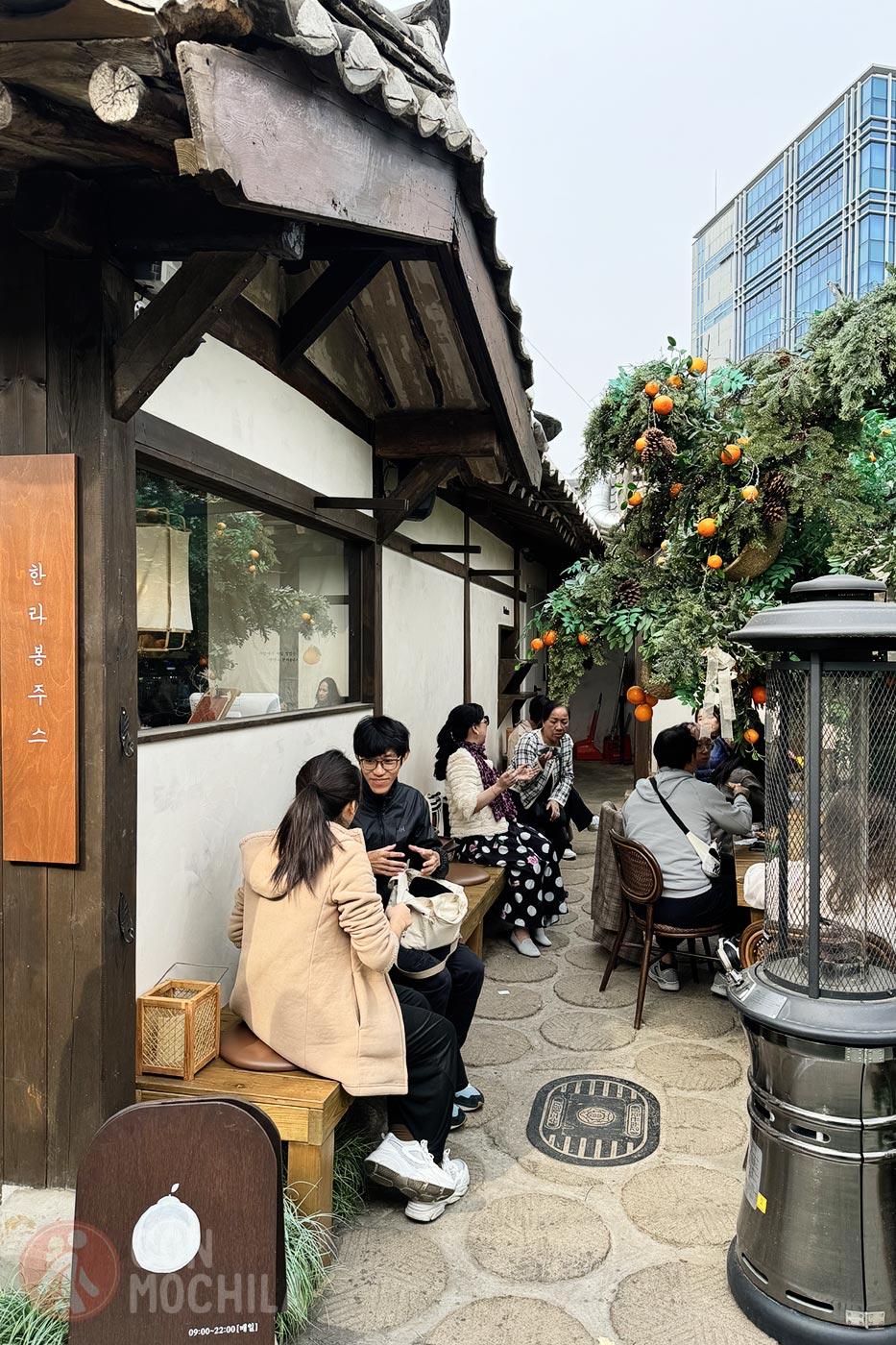 Having breakfast in Ikseondong