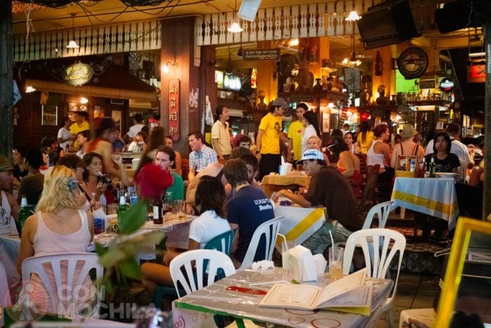 Imagen típica en un bar de Khaosan