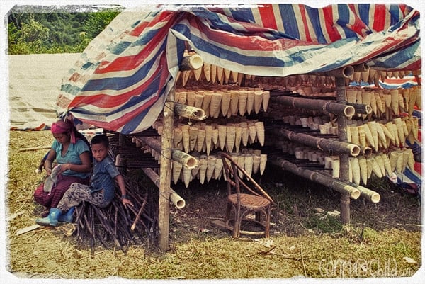 Tienda de bambú del pueblo donde paramos a dormir