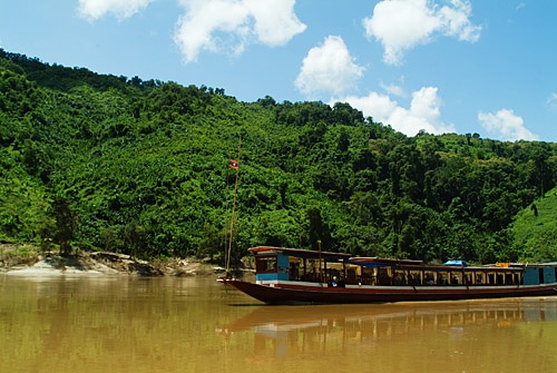 Barge on the Mekong River Barcaza en el río Mekong
