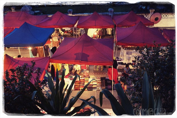 Mercado nocturno desde las escaleras que van al Phu Si
