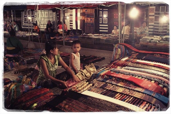 Interior del mercado nocturno de Luang Prabang