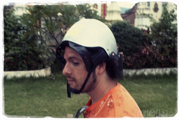 Toni con el casco del revés