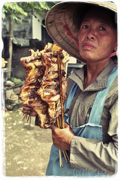 Mujer vendiendo comida