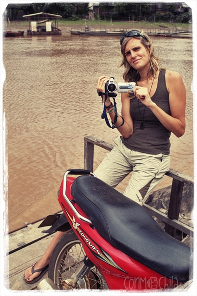 Carme grabando el catamarán