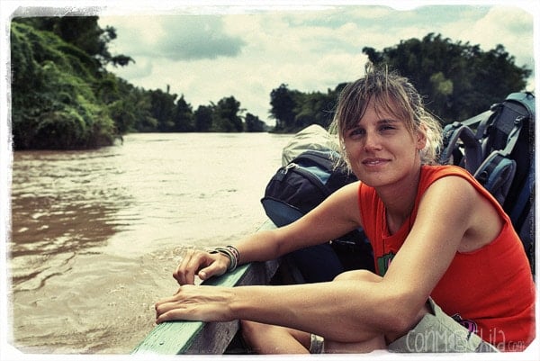 Carme en la barca camino de la guesthouse