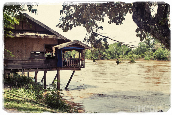 Típico restaurante junto al río Mekong