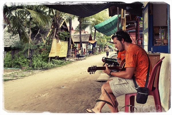 Toni mareando con la guitarra