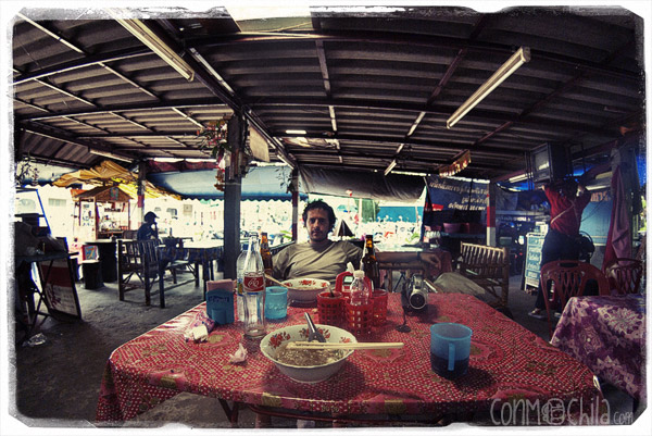 Toni en los puestos de comida