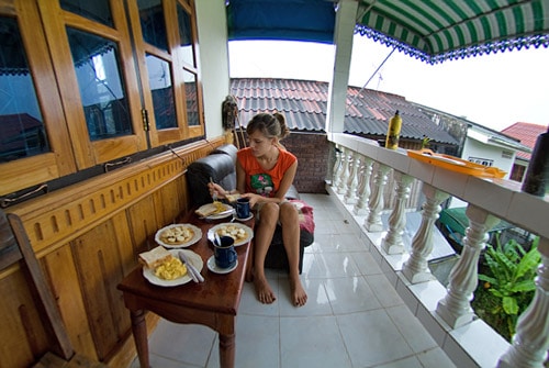 Tomándonos el desayuno en el balconcito