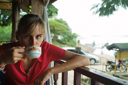 Carme tomándose el café