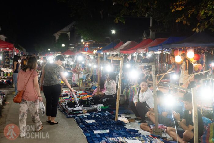 Uno de los pasillos del mercado nocturno de Luang Prabang