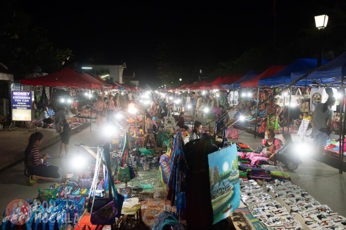 El mercado nocturno de Luang Prabang al atardecer