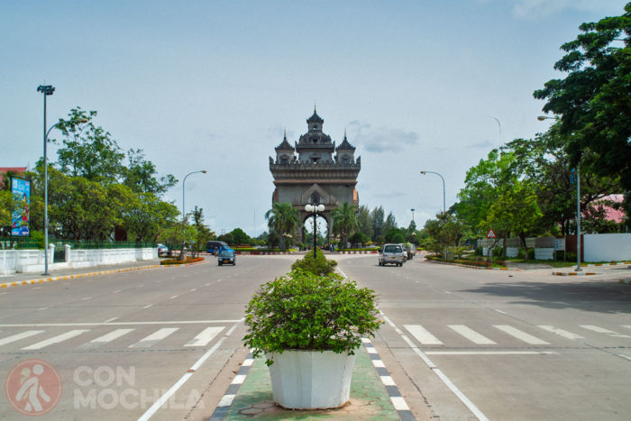 Vista del Patuxai desde la avenida Lan Xang