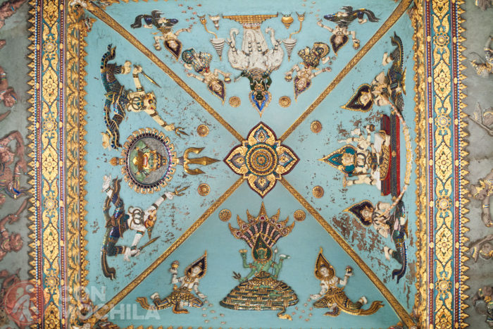 Techo del interior con sus ornamentos