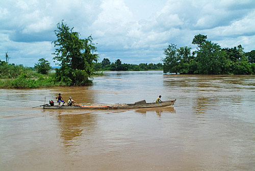 Barca en las aguas del Mekong en la isla de Don Det