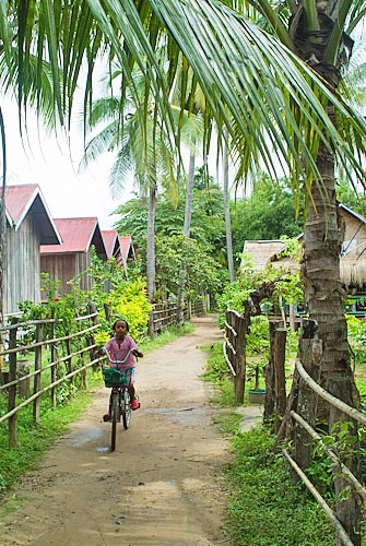 Niña en bici por el sendero de la isla de Don Det