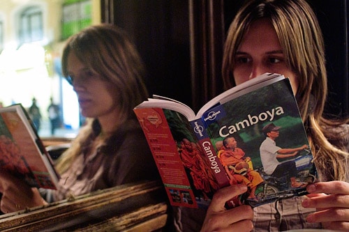 Carme con la Lonely Planet de Camboya