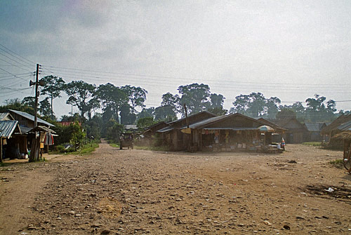 Aspecto del pavimento del puelo de Vieng Phouka