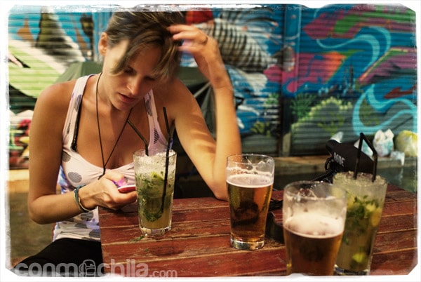 Disfrutando de la “Happy Hour” en el Susie Pub