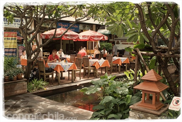 Desayuno en la plaza de Rambuttri Village